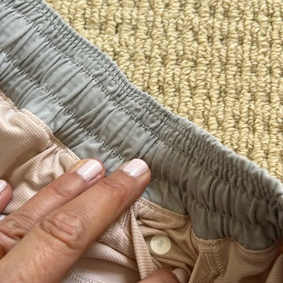 Lululemon Hotty Hot Freckle Flower white Seal Grey Size 8 EUC - Picture 4 of 6